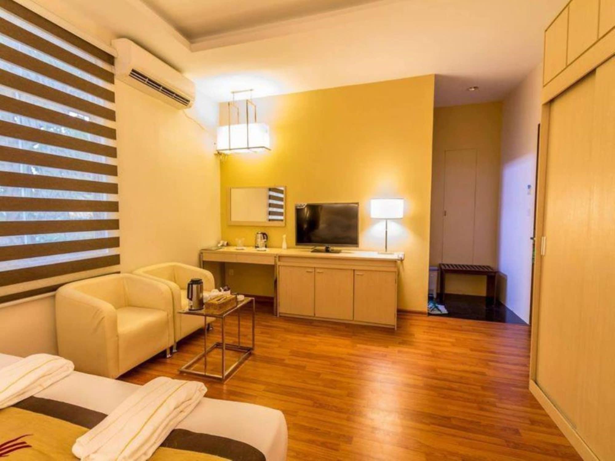 Hotel 7 Mile Янгон Экстерьер фото
